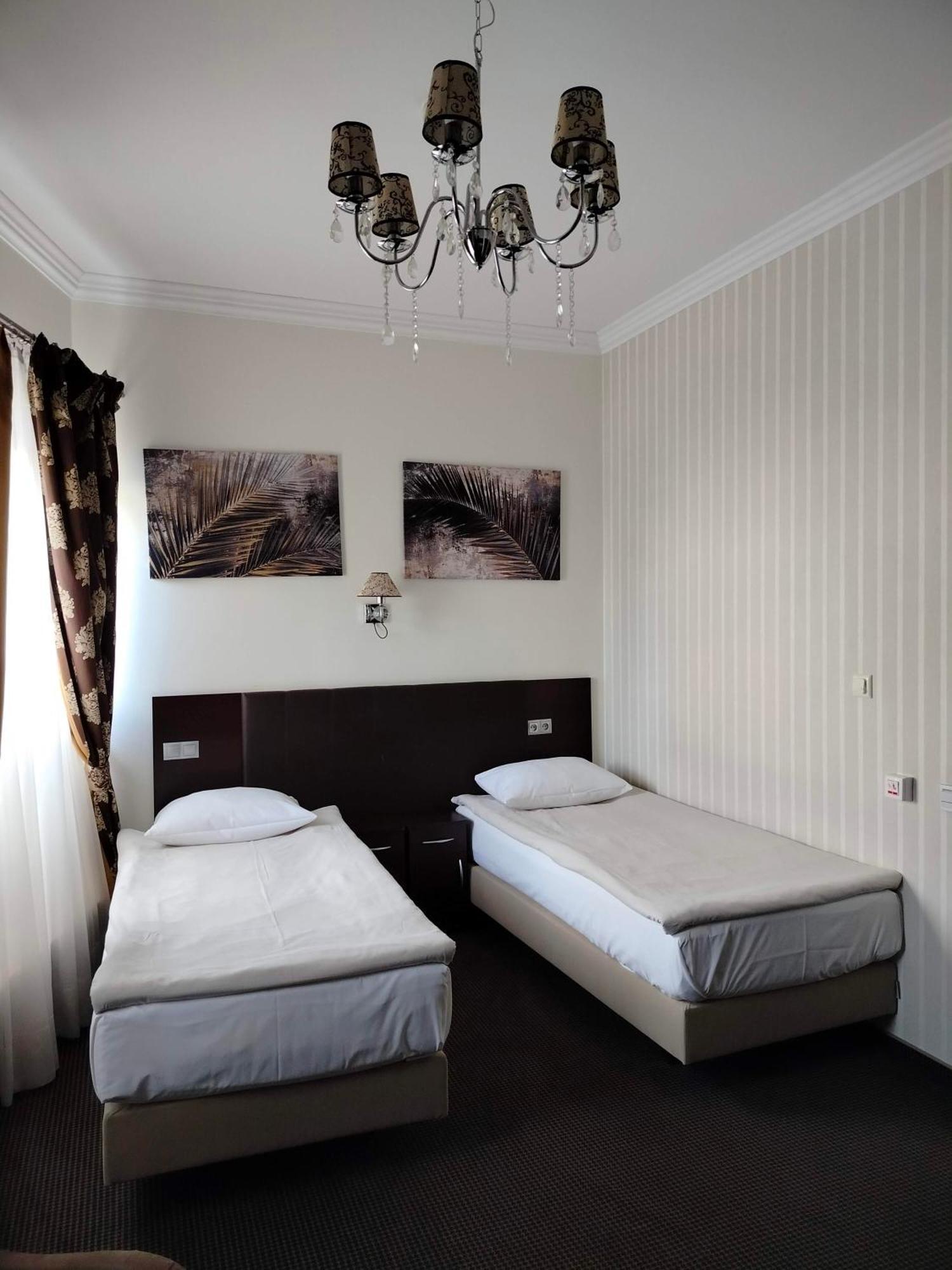Hotel Sokolowska Airport Modlin Nowy Dwor Mazowiecki Bagian luar foto